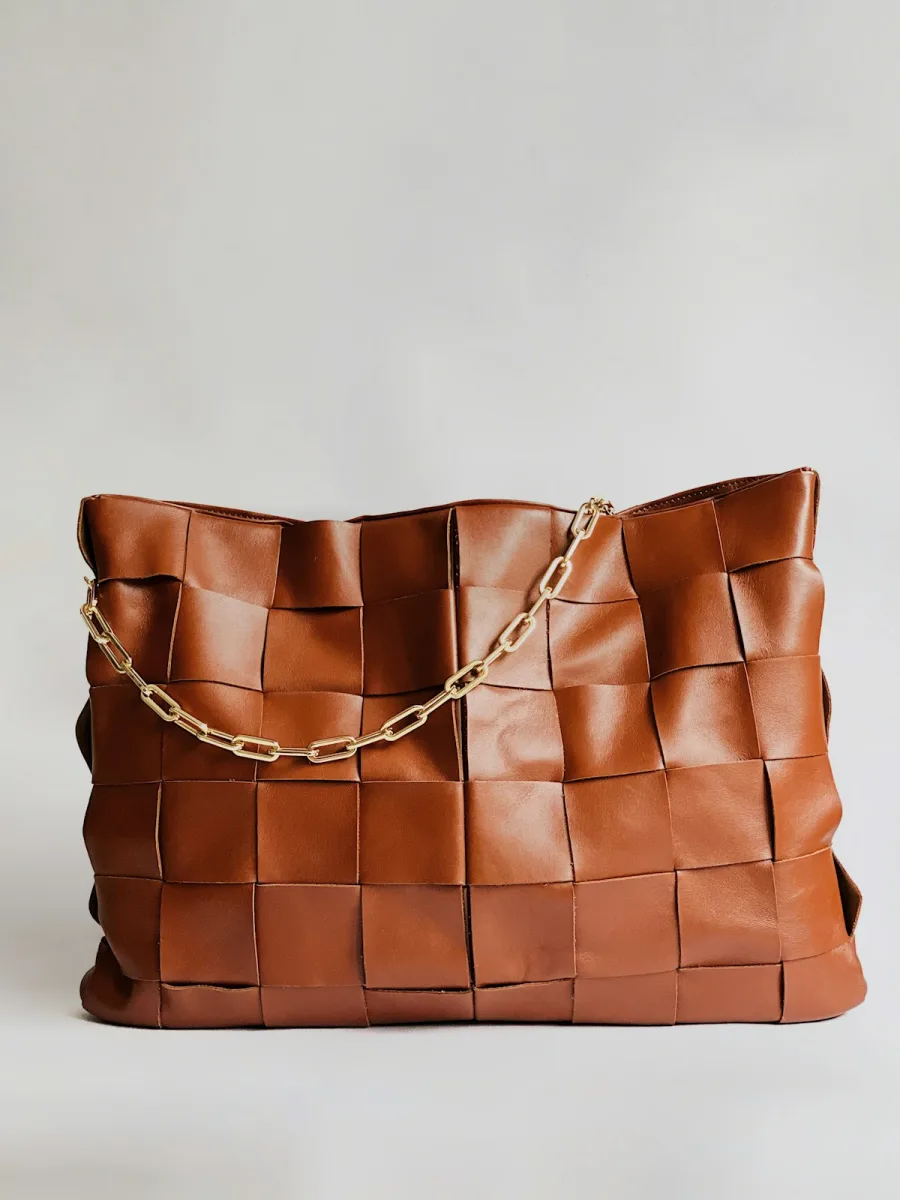 Cartera de cuero trenzado con cadena